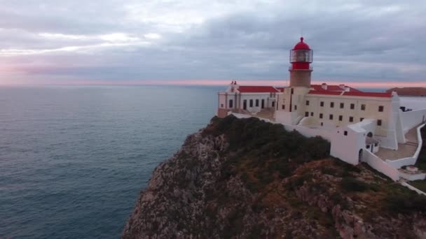 空中视图灯塔和悬崖在海角圣文森在日落时。萨格里什，阿尔加维，葡萄牙. — 图库视频影像