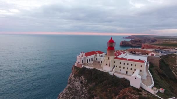 Antenowe Zobacz latarnia morska i klify na przylądku św o zachodzie słońca. Sagres, Algarve, Portugalia. — Wideo stockowe