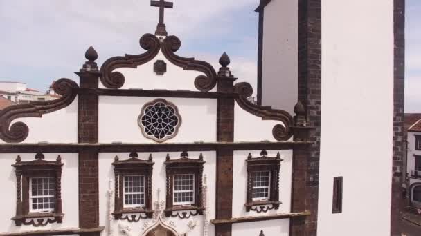 Iglesia de San Sabastian con torre del reloj en Ponta Delgada en Sao Miguel, Azores, Portugal . — Vídeo de stock