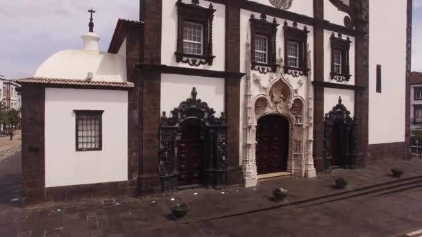 Iglesia de San Sabastian con torre del reloj en Ponta Delgada en Sao Miguel, Azores, Portugal . — Vídeos de Stock