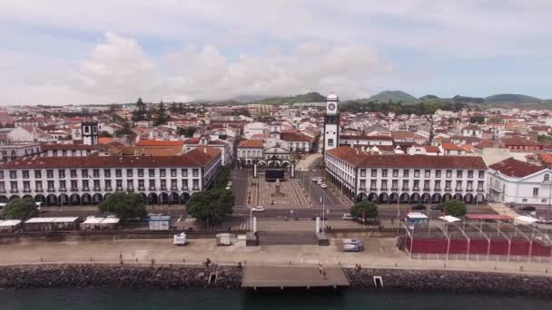 Flygfoto över centrum och Praca da Republica i Ponta Delgada, Azorerna, Portugal. 23 April 2017 — Stockvideo