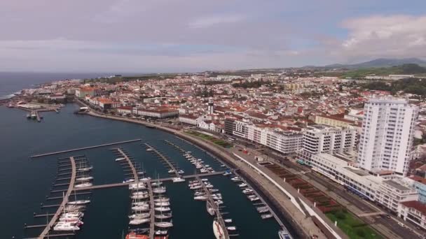 मरीना, साओ मिगुएल, अज़ोरेस, पुर्तगाल से पोंटा डेलगाडा हवाई दृश्य। बंदरगाह पियर के साथ नौकाएं — स्टॉक वीडियो