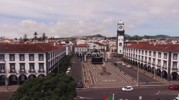 Vista aérea do centro da cidade e da Praca da República em Ponta Delgada, Açores, Portugal. 23 Abril 2017 — Vídeo de Stock