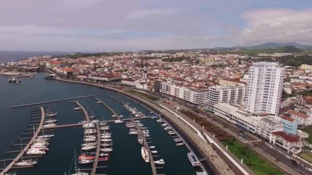 Vista aérea Ponta Delgada desde puerto deportivo, Sao Miguel, Azores, Portugal. Yates a lo largo de los muelles — Vídeo de stock