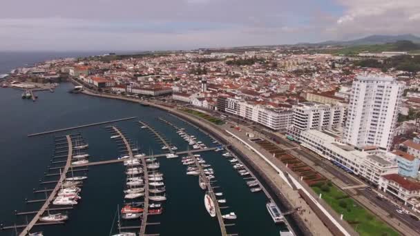 Flybilde Ponta Delgada fra marinaen, Sao Miguel, Azores, Portugal. Yachter langs kaiene – stockvideo
