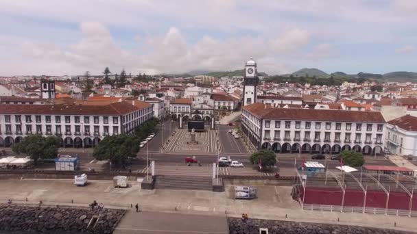 Вид с воздуха на центр города и Praca da Republica в Ponta Delgada, Азорские острова, Португалия. 23 апреля 2017 — стоковое видео