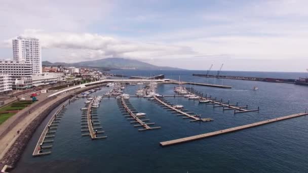 Vista aérea Ponta Delgada desde puerto deportivo, Sao Miguel, Azores, Portugal. Yates a lo largo de los muelles — Vídeos de Stock
