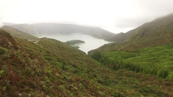 Lagoa havadan görünümü yapmak Fogo, Sao Miguel, Azor Adaları bir volkanik göl — Stok video