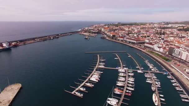 Città con porto a Ponta Delgada, capitale delle Azzorre sull'isola di Sao Miguel — Video Stock