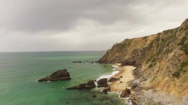 Praia da Adraga Portekiz, Almocageme, Sintra Kuzey Atlantik Beach'te havadan görünümüdür.