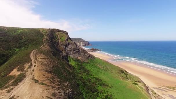 Португальское побережье Алгарве, юг страны Praia da Cordoama, Вила-ду-Биспо — стоковое видео