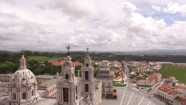 Facciata principale del palazzo reale a Mafra, Portogallo, 10 maggio 2017. Vista aerea . — Video Stock