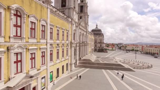 Huvudfasaden av den kungliga slotten i Marfa, Portugal, 10 maj 2017. Flygfoto. — Stockvideo