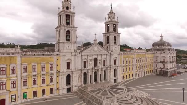 Main facade of the royal palace in Mafra, Portugal, May 10, 2017. Aerial view. — Stock Video