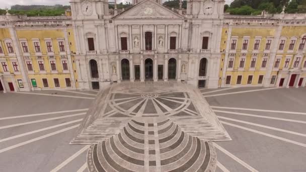 Hlavní průčelí královského paláce Mafra, Portugalsko, 10 května 2017. Letecký pohled. — Stock video