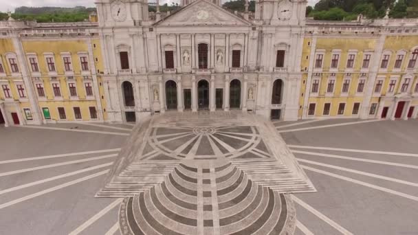 Belangrijkste gevel van het Koninklijk Paleis in Mafra (Portugal), 10 mei 2017. Luchtfoto. — Stockvideo