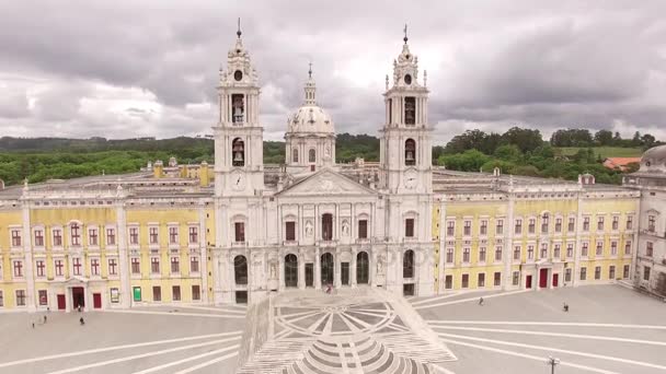 Façade principale du palais royal à Mafra, Portugal, 10 mai 2017. Vue aérienne . — Video