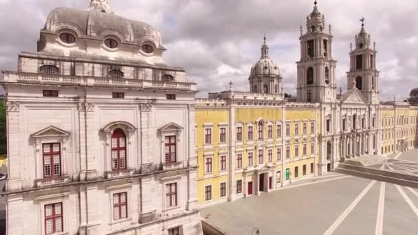 Vista panorámica de Mafra y fachada del palacio real en Mafra, Portugal, 10 de mayo de 2017. Vista aérea — Vídeo de stock