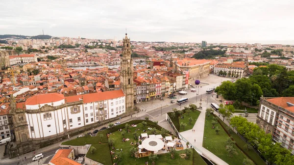 Gród Porto z słynny dzwon wieża Clerigos Kościoła, Portugalia ptaka, 17 lipca 2017 r. — Zdjęcie stockowe