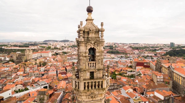 Porto Stadtbild mit dem berühmten Glockenturm der Kirche clerigos, portugal Luftaufnahme — Stockfoto