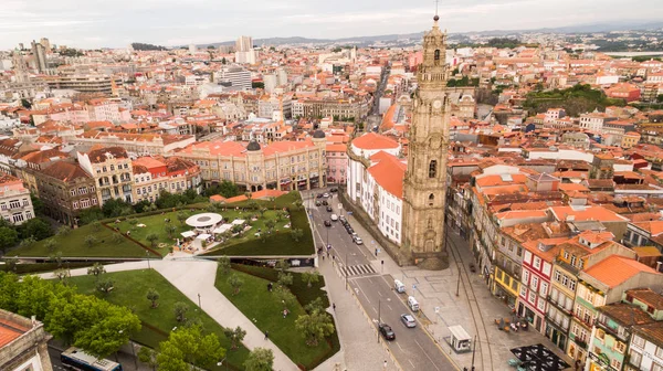 Porto stadsbilden med berömda klocktornet av Clerigos kyrka, Portugal Flygfoto — Stockfoto