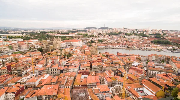 Flygfoto över stadens historiska centrum av Porto, Portugal — Stockfoto