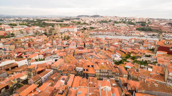 Flygfoto över stadens historiska centrum av Porto, Portugal — Stockfoto