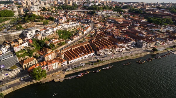 Luftaufnahme von Booten mit Wein in porto portugal, 17. Juli 2017. — Stockfoto