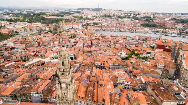 Porto stadsbilden med berömda klocktornet av Clerigos kyrka, Portugal Flygfoto — Stockfoto