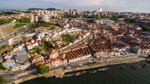 Luftaufnahme von Booten mit Wein in porto portugal, 17. Juli 2017. — Stockfoto