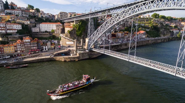 Statek z turystów pod mostami dom luis I n Porto, Portugalia, 17 maja 2017 r. — Zdjęcie stockowe