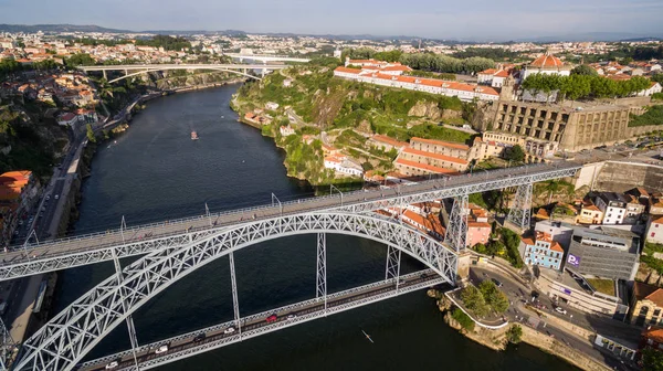 Letecký pohled na historické centrum města Porto a překlenout dom luis i. nad řeku Douro, Portugalsko — Stock fotografie