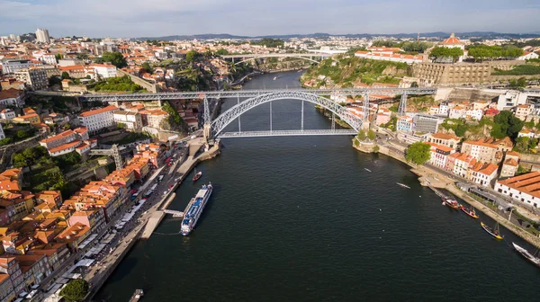 Widok na stare miasto w Porto i most dom luis I rzekę Douro, w Portugalii — Zdjęcie stockowe
