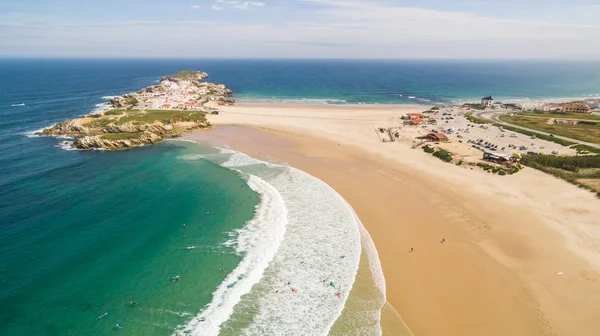 Praia do Campismo y Island Baleal naer Peniche en la orilla del océano en la costa oeste de Portugal —  Fotos de Stock