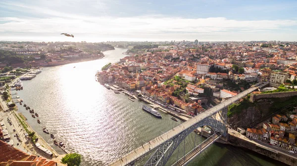 Widok z lotu ptaka nad Portos stare miasto, Ribeira, nad rzeką Duoro i Porto Luiz most, most, 17 maja 2017 r.. — Zdjęcie stockowe