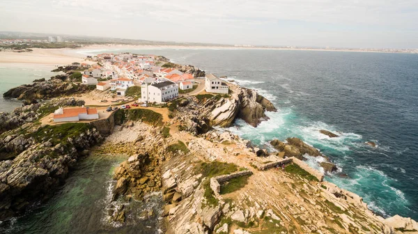 Isla Baleal naer Peniche en la orilla del océano en la costa oeste de Portugal — Foto de Stock