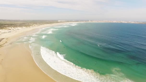 Praia Campismo och ön Baleal naer Peniche på stranden vid havet på västkusten i Portugal — Stockvideo