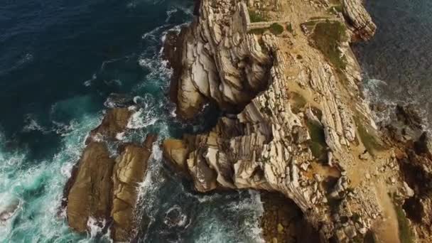 Ένα όμορφο πέτρινο νησάκι Baleal naer Peniche στον ωκεανό, — Αρχείο Βίντεο
