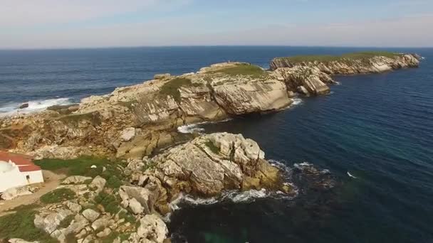 Veduta aerea dell'isola Baleal naer Peniche sulla riva dell'oceano nella costa occidentale del Portogallo — Video Stock