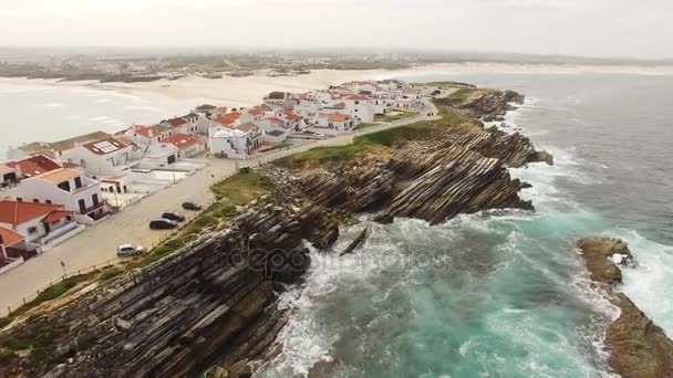 Flygfoto över ön Baleal naer Peniche på stranden vid havet i västra kusten av Portugal — Stockvideo