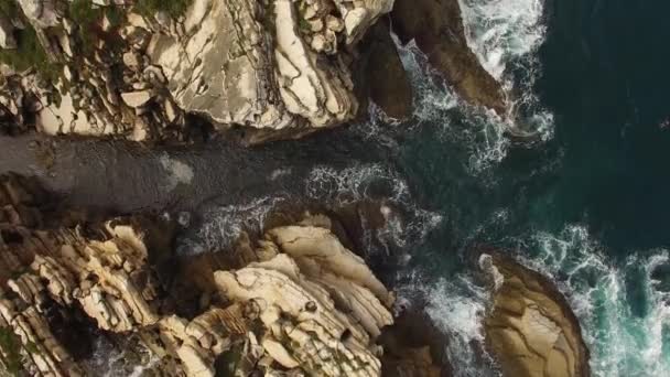 En liten vacker sten ö Baleal naer Peniche i havet, — Stockvideo