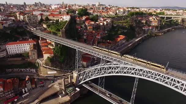 Metrô do Porto perto de Mosteiro da Serra do Pilar, Porto, Portugal 17 Maio 2017 . — Vídeo de Stock