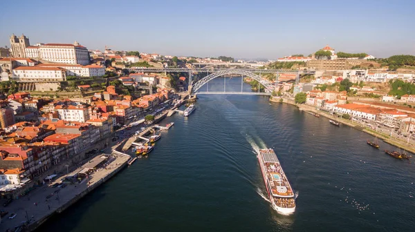 Statek z turystów w pobliżu mostów dom luis I, Porto, Portugalia, 17 maja 2017 r. — Zdjęcie stockowe