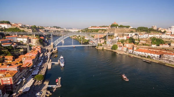 Widok z lotu ptaka nad Portos stare miasto, Ribeira, nad rzeką Duoro i Porto Luiz most, most, 17 maja 2017 r.. — Zdjęcie stockowe