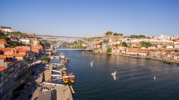 Widok z lotu ptaka nad Portos stare miasto, Ribeira, nad rzeką Duoro i Porto Luiz most, most, 17 maja 2017 r.. — Zdjęcie stockowe