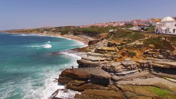 Εναέρια θέα στον ωκεανό, πάνω από το χωριό Ericeira κοντά στη Λισαβόνα. Ericeira Πορτογαλία. — Αρχείο Βίντεο