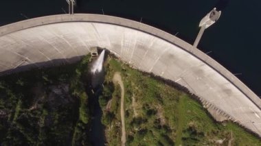 Vilarinho da Furna Barajı üstten görünüm Rio Homem, Portekiz