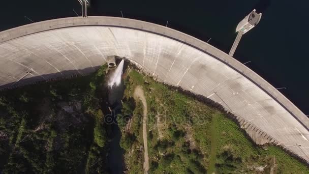 Vue de dessus du barrage de Vilarinho da Furna sur Rio Homem, Portugal — Video