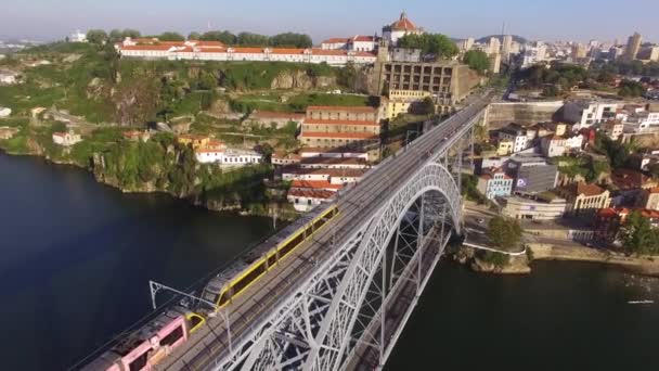 Вид с воздуха на старый город Порту и мост Луиса I через реку Дору, Португалия — стоковое видео