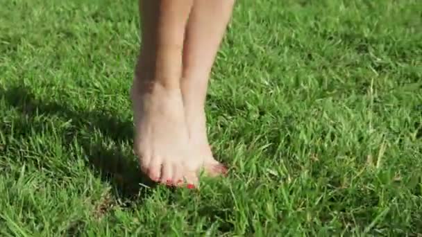 Girls walking on green lawn feet close-up — Stock Video